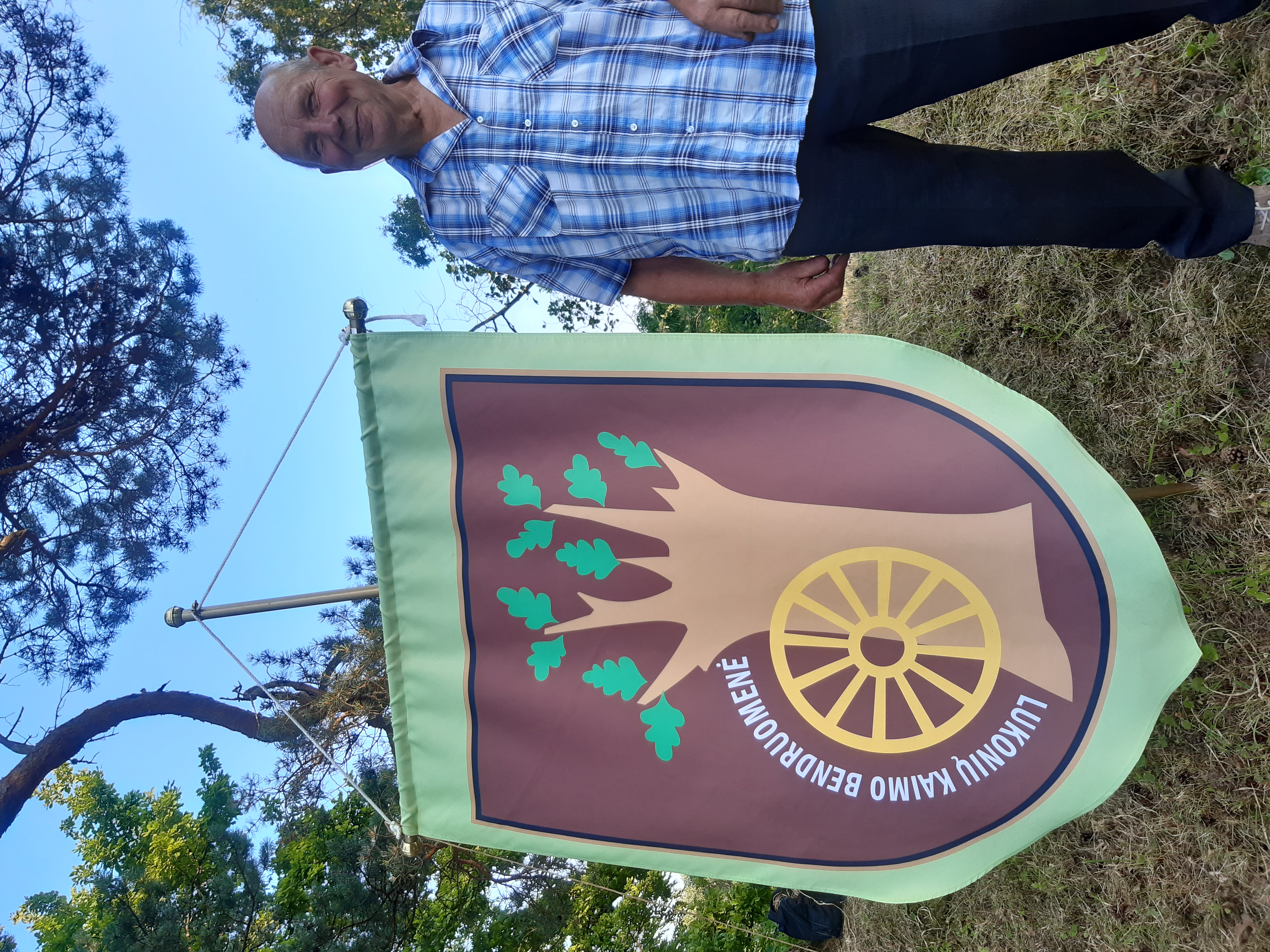 Kuo giliau į pandemiją tuo aktyviau giedoti tautiškos giesmės ant Stirniškių piliakalnio Kuo giliau į pandemiją tuo aktyviau giedoti tautiškos giesmės ant Stirniškių piliakalnio