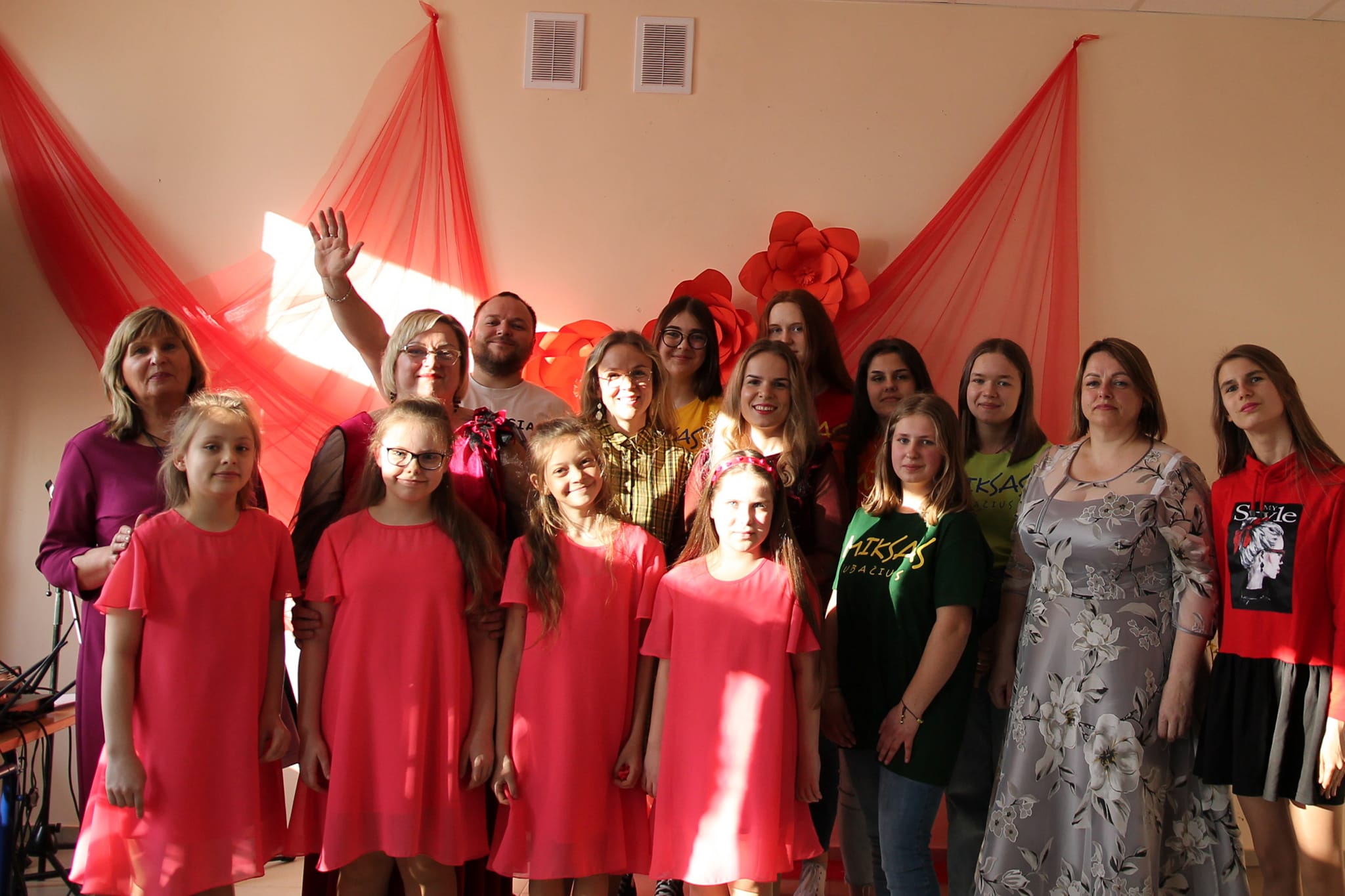 Motinos diena Lukonyse paminėta su nuostabiomis ir gausiomis mūsų krašto atlikėjų dainomis Motinos diena Lukonyse paminėta su nuostabiomis ir gausiomis mūsų krašto atlikėjų dainomis